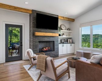 Modern Center Hill Lake Getaway, Views + Firepit - Smithville - Living room