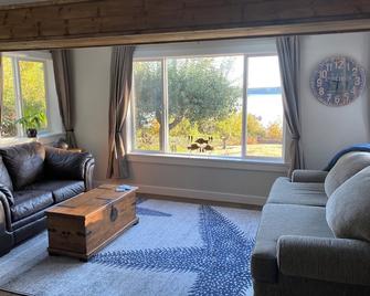 Ocean View Oasis By The Bay - Fanny Bay - Living room
