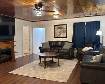 Rodeo Ranch: Arcade Game, Near Seasonal Live Rodeo, Bunkbed, King Bed, Smoor - Mansfield - Sala de estar
