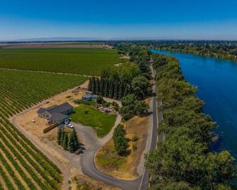 Entire Clarksburg House · Vineyard Vistas: Sip, Stay, and Soak In Luxury - Clarksburg - Building