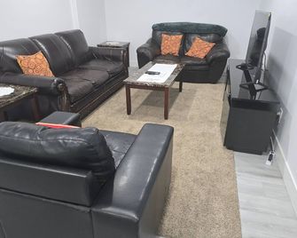Cy Becker Drive 2023 Luxury Home - Edmonton - Salon