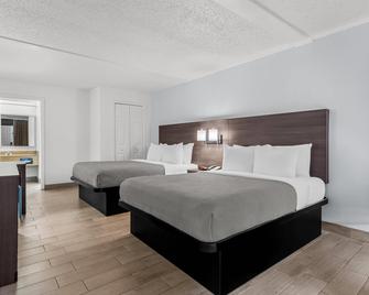 Quality Inn & Suites at Tropicana Field - St. Petersburg - Bedroom