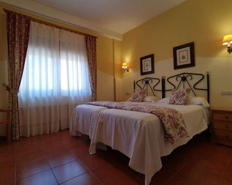 Hotel El Angliru - Soto de Cangas - Schlafzimmer