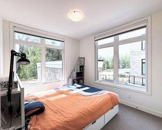 Cozy room in Smart Home with Private Bath near Wonderland, central Richmond Hill, home made Breakfast options - Richmond Hill - Habitación