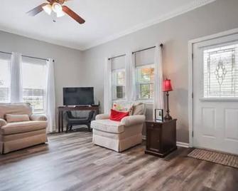Charming 3BR Cane River Home in Natchitoches. Historic Charm and Modern Comfort! - Natchitoches - Living room