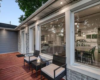 Lake Escape w/ Private Dock & Spa-like amenities - Iron Mountain - Patio