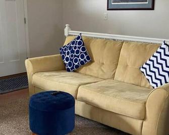 Charming 3-bedroom house in Belle Vernon with WiFi and AC - Belle Vernon - Obývací pokoj