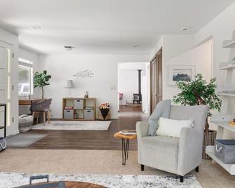 Perch - Island Hideaway in Historic Nature Reserve - Coupeville - Lobby