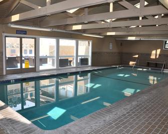 300 Glenwood Circle 1 bd Condo - Charm, Quiet, Spacious with Pool, Gym, Balcony - Monterey - Pool