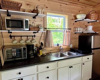 Elevated cabin nestled among the trees, and the Saint John River. Pet friendly. - Meductic - Cocina