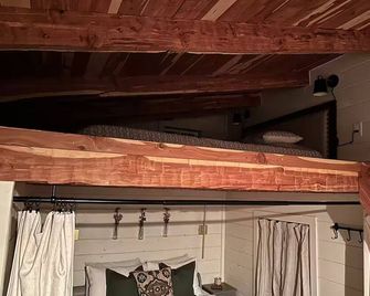 Kentucky Tiny Home Escape Near Nashville - Scottsville - Escaleras