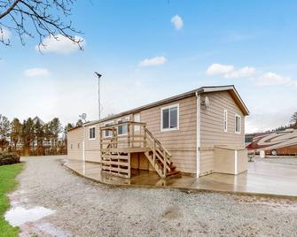 Riverfront retreat with mtn views, beach access, firepit, grill, & full kitchen - Mount Vernon - Building