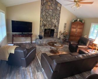 Belton Retreat - farm in the foothills of the Smokies - Greeneville - Wohnzimmer