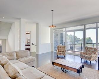 Grand Waterfront Retreat under 1hr from Toronto - Bowmanville - Living room