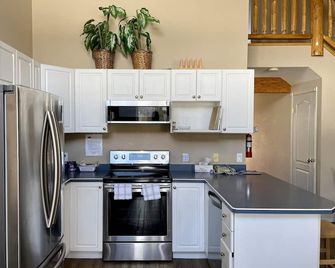Deluxe 3 Bedroom Condo 2 Bath- No Pets - Fernie - Kitchen
