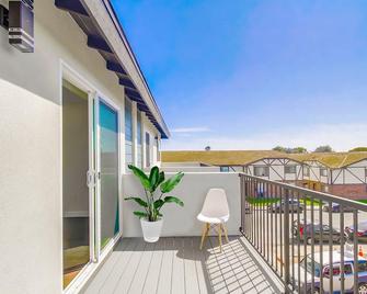 Entire Private 3-Bedroom Home near San Diego Downtown & Beach, Available Now - National City - Balcony