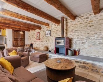Holiday Home in Saint-Beauzire with Garden and Private Terrace - Saint-Beauzire - Sala de estar