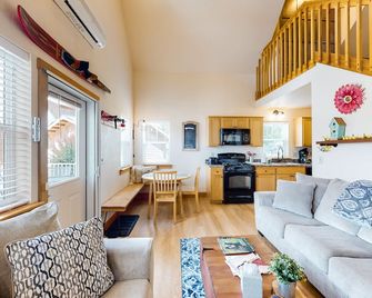 Dover Hideaway - Dover - Living room