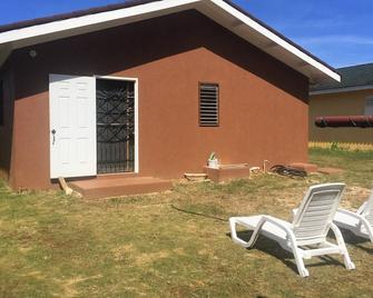 Home Sweet Getaway..\'Where The Feeling Of Home Stays With You\' - Falmouth - Patio