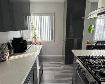 Paddle Board beachside bungalow - Long Beach - Kitchen