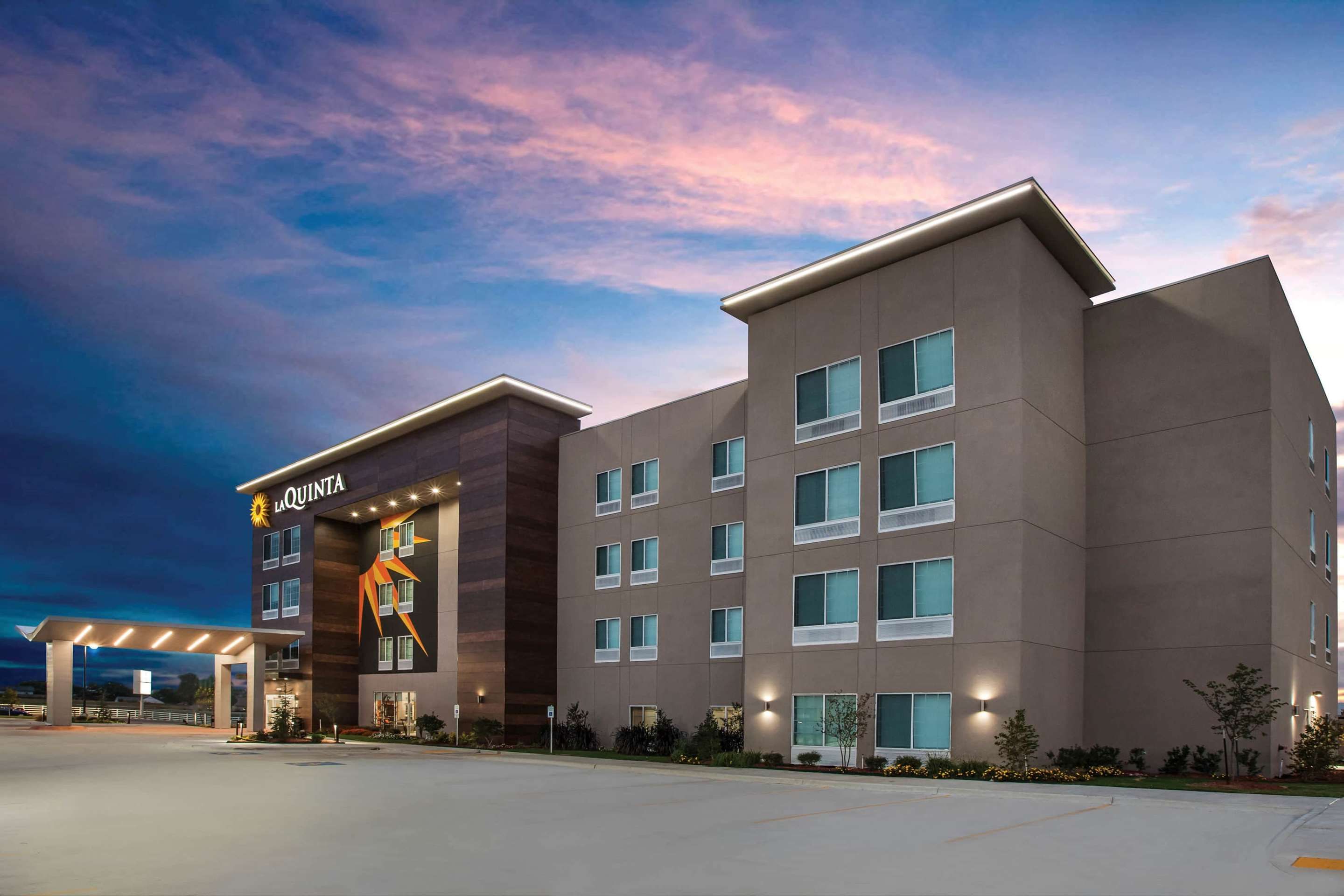 Building view of La Quinta Inn & Suites by Wyndham Owasso