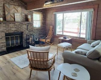 Lakefront Cottage with Amazing Views and Privacy! - Oxford - Living room