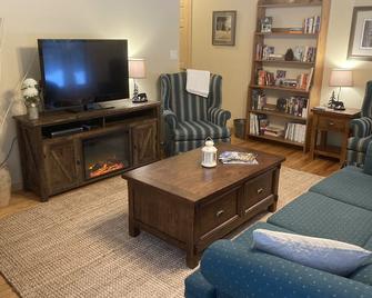 Quiet Muskoka Retreat 5 min to Bracebridge - Bracebridge - Living room