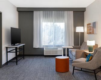 Spark by Hilton Ames - Ames - Bedroom