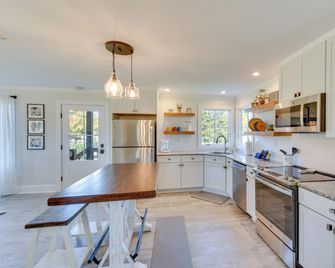 Modern Clarkesville Cottage with Decks and Patio! - Lakemont - Kitchen