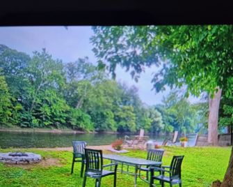 Maple leaf motel - New Milford - Patio