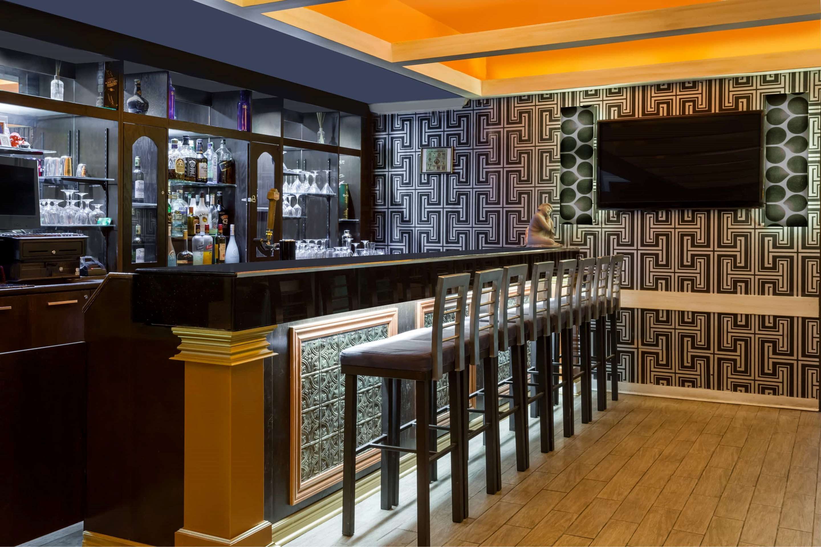 Howard Johnson by Wyndham Niagara Falls - Niagara Falls - Bar