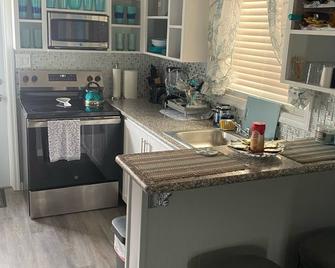 Beautiful 1BR cottage in North Palmetto Point w/ A/C, Wi-Fi, washer & dryer - North Palmetto Point - Cocina