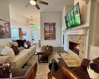 3-bedroom house in fantastic Frisco with WiFi, AC - Frisco - Living room