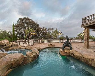Mythea Castle Stunning Laguna Hills Getaway - Laguna Hills - Pool