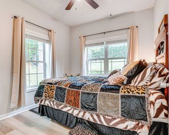 Pet-Friendly Georgia Home with Pool Access! - Cleveland - Habitación