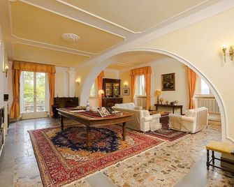 Villa Cherubina: A splendid seventeenth-century three-story villa located on top of a small hill, with Free WI-FI. - ポッジボンシ - リビングルーム