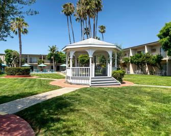 Golden Sails Hotel - Long Beach - Building