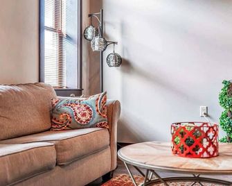 Downtown La Crosse Modern Flat - La Crosse - Living room
