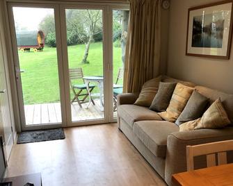 Holiday Chalet, great views, large secluded private garden, near Beaches & Zoo - Lympne - Living room