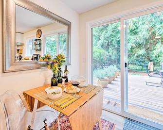 House with Deck on Whidbey Island, 1 Mi from Shore! - Clinton - Comedor