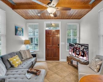 Mins from Campus | Cozy | Big Patio - Starkville - Вітальня