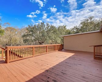 1 Mi to Fanning Springs! Home on Private Acreage - Trenton - Balcón