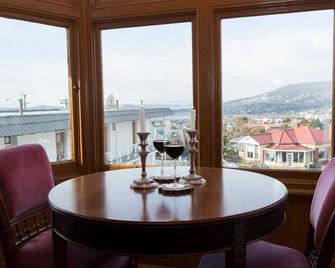 موتل ماي فير أون كافيل - هوبارت - شرفة