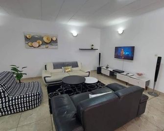Furnished apartment with balcony, 5 min from beach and town center - Libreville - Living room