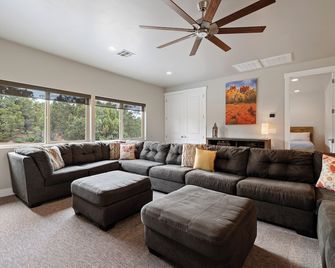 Spacious, Private Hot Tub, 6 bedrooms 5 Ensuite Bathrooms. 7th night FREE! - Orderville - Sala de estar