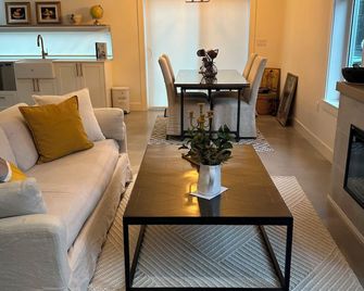 Charming country home in beautiful Pt Grey Village. Close to Beach, UBC, DT. - Vancouver - Living room