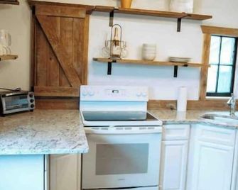 Gorgeous Carriage House! - Granville - Kitchen