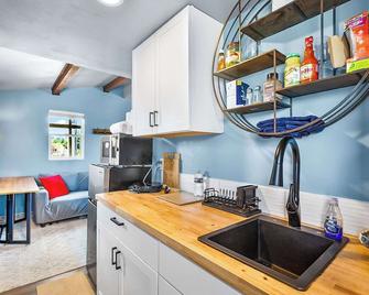 2nd Floor Studio #4 with Ocean View and Covered Deck - Blaine - Kitchen