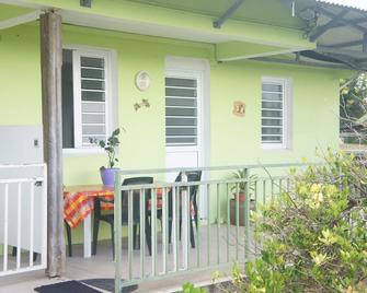 Lamentin: Pretty F3 in quiet corner and breathtaking views of the city - Le Lamentin - Patio