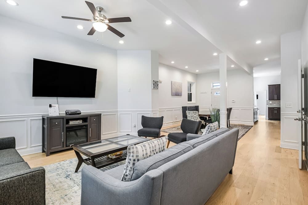 Beautifully Renovated House 10 mins from Downtown - שיקאגו - סלון